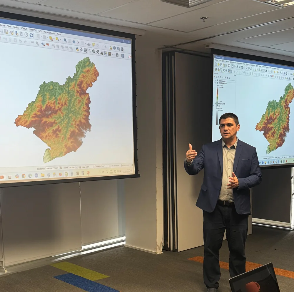 Anderson Medeiros apresentando aula de geotecnologias com mapa topográfico em QGIS